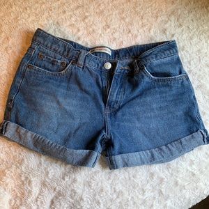 Levi’s girlfriend shorty short